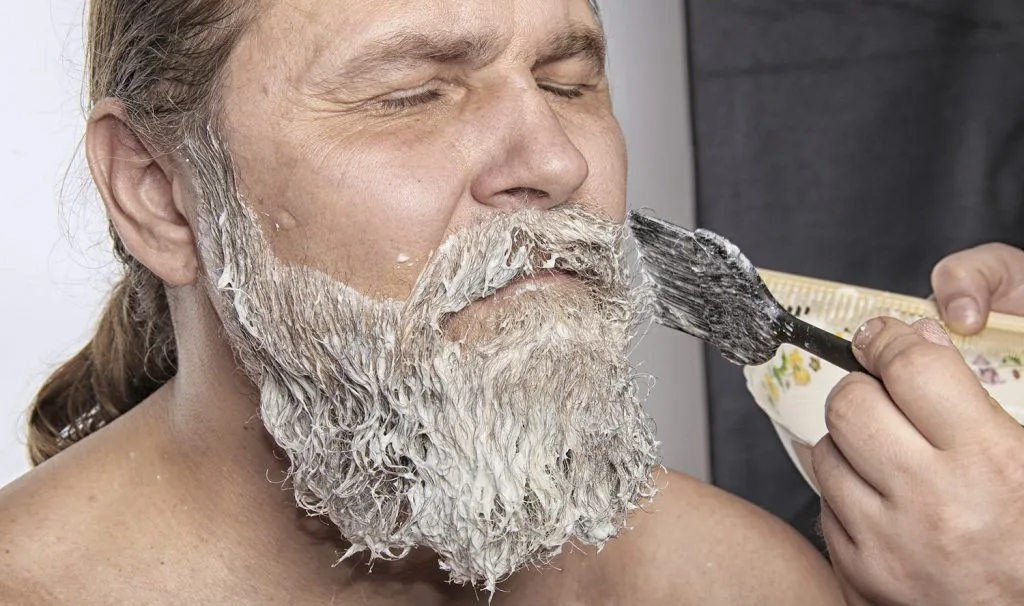 Mężczyzna maluje brodę