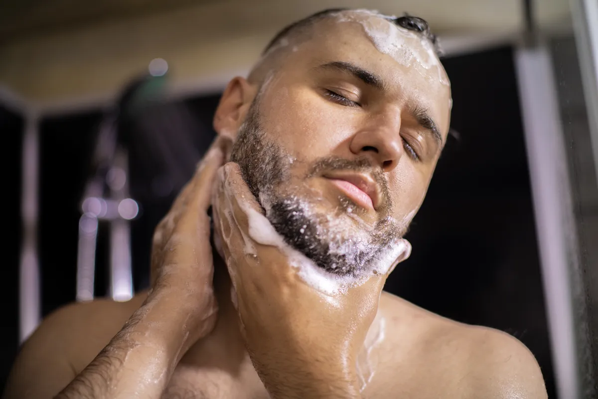 Mężczyzna myje brodę szamponem do brody