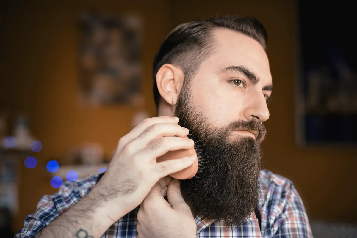 Mężczyzna szczotkuje brodę