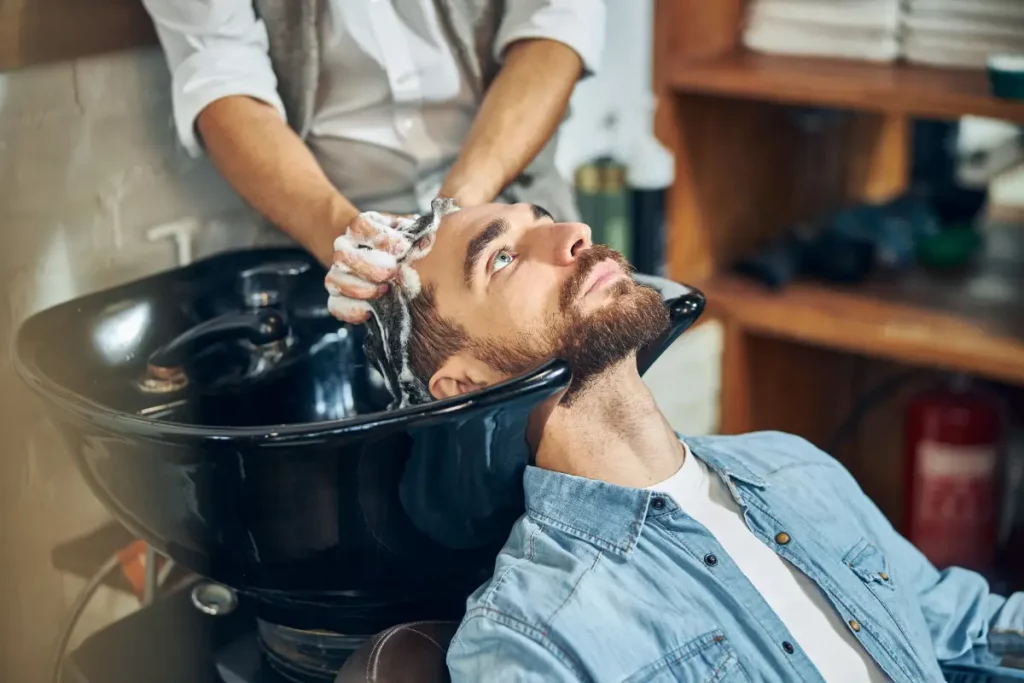 Mycie włosów mężczyzny