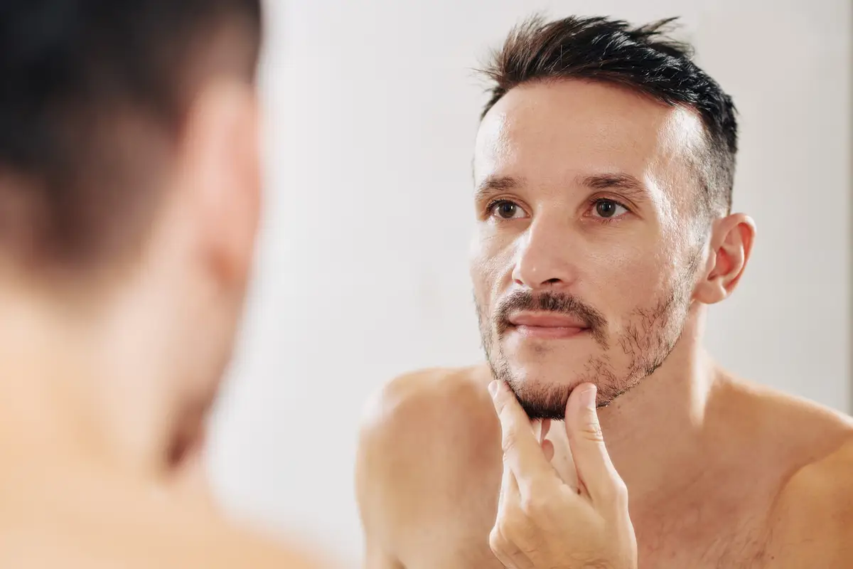 Mężczyzna rozważa jak zagęścić brodę