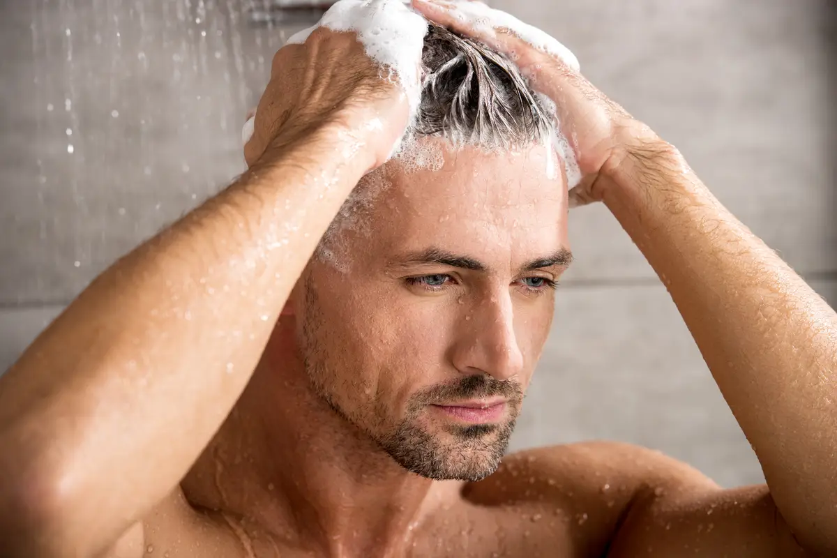 Mężczyzna myje włosy
